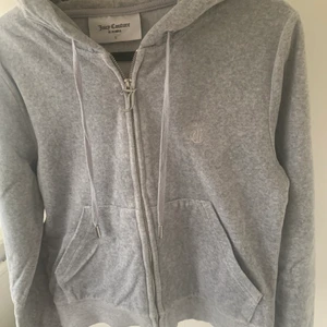 Juicy Couture Hoodie - Ljusgrå jättefin Juicy Couture Hoodie, inköpt på original hemsida. Endast använd några fåtal gånger så i väldigt gott skick. Säljer den pga att den blev för liten för mig snabbt och ligger nu bara i garderoben..:( Original pris 1099kr