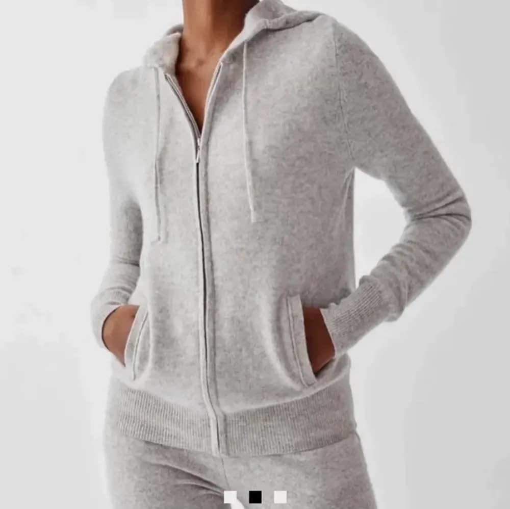 En super skön och super populär kashmir zip hoodie ifrån softgoat den är i superfint skick och knappt använd . Blusar.