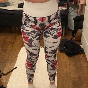 Träningstights - Snygga träningstights med scruch där bak och fickor på sidorna, Stl xs med passar mig som har M, väldigt höga i midjan med det går att vika ner. Jag är 173cm