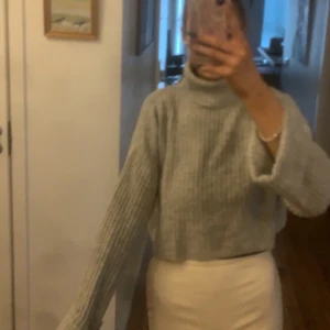 Stickad tröja  - Stickad polotröja från Gina tricot i st xs. Fint skick. Säljer för 220kr 