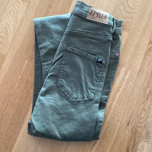 High waisted jeans  - Säljer oanvända jeans från 77th flea, köpta på bubbleroom