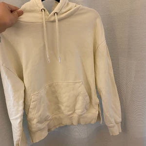 VIT HOODIE - Vit hoodie från H&M. Lite smutsig se andra bilden. Har öppning på sidorna💖