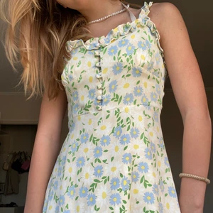 zara klänning  - Säljer min super söta zara klänning som jag köpte i sommras. Anväd fåtal gånger så är i väldigt gott skick.💓