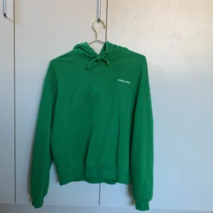 Cool hoodie! - Helt oandvänd! Köpt på hm för 199 kr💗 Men finns inte kavr längre. Skriv privat för fler bilder!