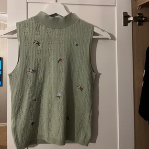 Grön blommig väst från zara - Säljer denna grön blommiga väst från Zara. Max använd 4 gånger och i fint skick. Säljer för 80 kr + frakt ( köparen står för frakten ) 