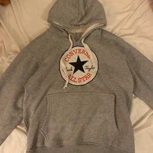 Converse Hoodie - Hoodie från Converse i okej skick, syns att den är använd men är ändå i rätt så fint skick, frakt kostar 60kr