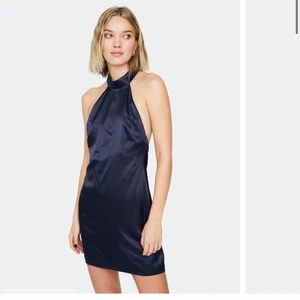 Klänning  - Satinklänning från bikbok med öppen rygg, endast använd nån timme då den är för liten, så i nyskick. När jag skulle testa den upptäckte jag dock ett hål längs sömmen i sidan men går väldigt lätt att sy igen💙💙 slutsåld i denna storlek 