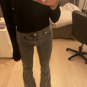 Gråa jeans - Gråa jeans från afjxnakd som är helt slutsålda! Köpta för cirka 700kr❤️ det två första bilderna är lånade