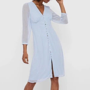 Klänning - Superfin blommig klänning, använd en gång (frakt tillkommer🤍)