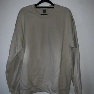 Genesis Sweatshirt - Beige sweatshirt från ett UF företag som heter Genesis. En liten M. I bra skick.