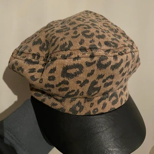 Snygg keps  - Leopardmönstrad keps från BikBok