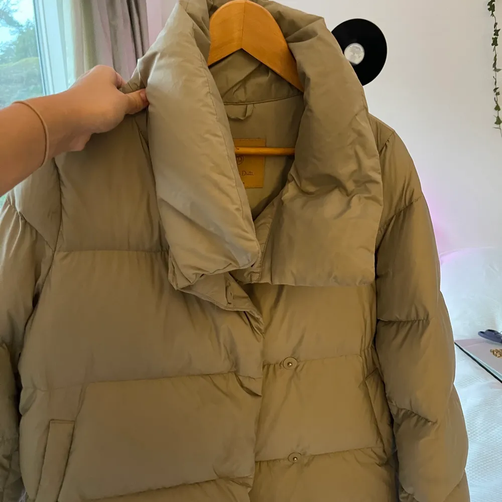 Massimo Duttis puffer jacket som är så himla fin, är i storlek M och passar perfekt som höst och vinter jacka. Skulle säga att färgen är lite mint grön o grå❤️ köparen står för frakt!. Jackor.