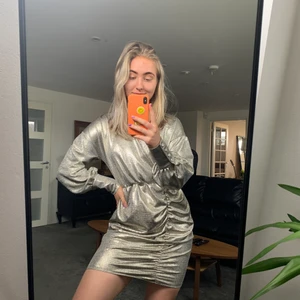 Glittrig klänning - SUPERFIN silvrig/guldig klänning från NAKD😍 står att det är storlek 42 men jag skulle säga S-M! Frakt tillkommer❤️‍🔥