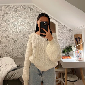 Stickad tröja - Säljer denna fina varma stickade tröjan från Nelly i storlek  Xs💞 Kommer tyvärr inte till användning längre.   