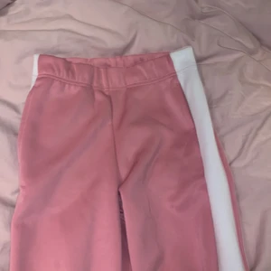 Fina rosa tränings byxor 👖  -  Fina rosa byxor. Bra skick ❤️✨