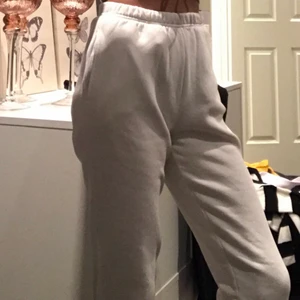 Mjukisbyxor från Gina tricot  - Vita mjukisbyxor från gina tricot. St XXS. Pösiga men tajta i midjan. Har fickor på båda sidor av höften. Inga fläckar och inga hål. Bra skick. 