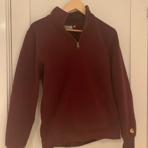 Vinröd halv-zip - Vinröd halv-zip. Knappt använd