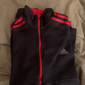 Adidas träningsfleece - En adidas träningsfleece i grå och rosa, använt men fint skick. Strl M. 