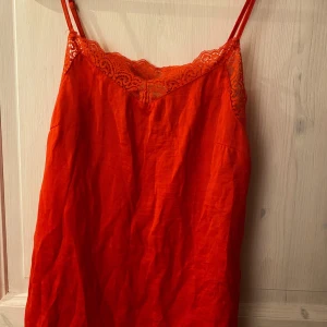 Topp - Topp från VILA. Jättefin i mkt bra skick👄🧚‍♀️💁🏼‍♀️💁🏼‍♀️ storlek S