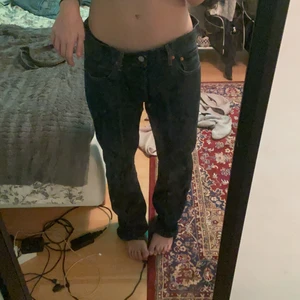 Levis jeans - Balla levis 501 jeans i mycket bra skick! Lågmidjade och mörkblå💓