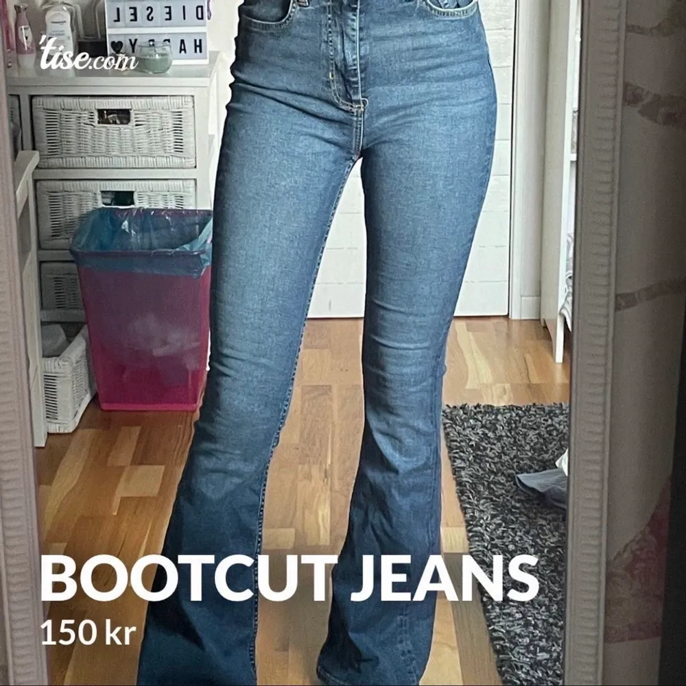 Säljer bootcut jeans.  De kommer från lager 157 och jag säljer de för 150 kr. Nypris 300kr. Priset kan absolut diskuteras! Använda väldigt få gånger!. Jeans & Byxor.