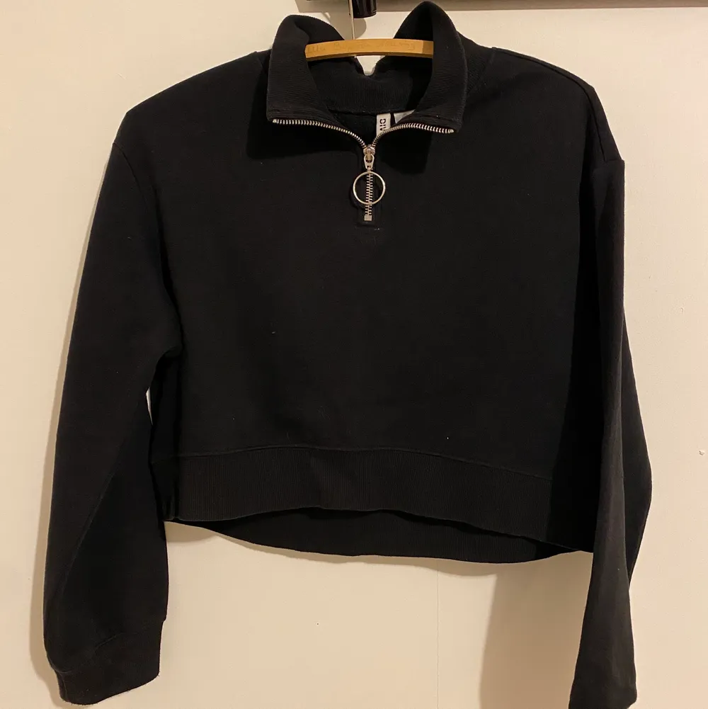 En croppad svart hoodie från H&M med en fin dragkedja!!. Hoodies.