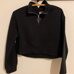 En croppad svart hoodie från H&M med en fin dragkedja!!