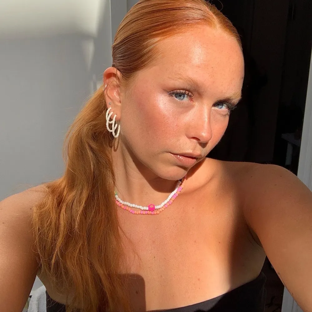 JĂ€ttefint handmade vitt halsband med blommorđșđș . Finns Ă€ven att fĂ„ i andra fĂ€rger đ„° kolla Ă€ven in hannashoops.com för mer produkter storlekar osv. Asusteet.