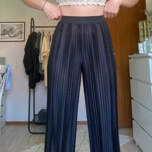 Plicerade byxor - Sååå snygga plisserade byxor!! Älskar men har tyvärr blivit för korta. Passar många storlekar då dem har resår i midjan och är väldigt luftiga! 