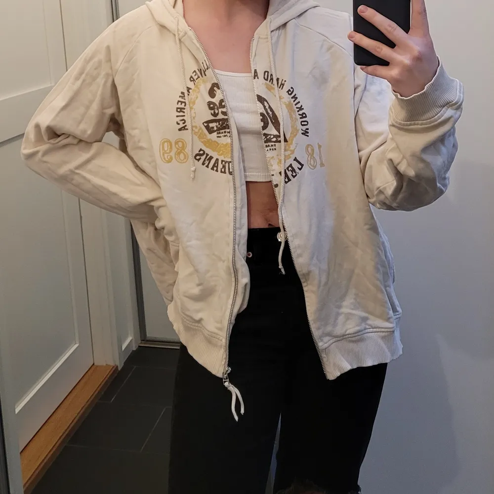 Beige Levi's hoodie i strl XL. Jag har vanligtvis S-M så den sitter lite oversized 💫 . Hoodies.