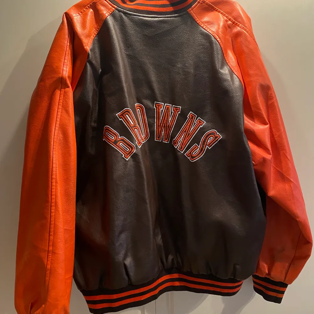 Browns orange/brun vintage bomberjacka/varsity jacka i PU läder. Köparen står för frakt . Jackor.