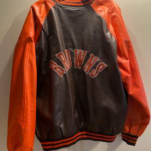 Browns orange/brun vintage bomberjacka/varsity jacka i PU läder. Köparen står för frakt 