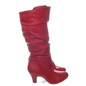 Boots  - Säljer dessa skitcoola bootsen köpta från sellpy. Säljer pga att de tyvärr var för små😭 De är i storlek 40 men är små i storleken så de passade inte mig som normalt har 40. Skulle säga att de motsvarar runt storlek 39.💗💗