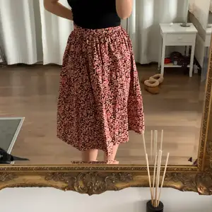 Lång blommig kjol från Hm, använd 1 gpnf