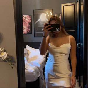 Satinklänning  - Helt ny satinklänning som köptes i somras. Alla lappar finns kvar! Köpte den gör 500kr men säljer den för 300💕