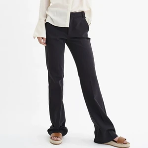 Populära Inwear kostymbyxor! - Svarta kostymbyxor från märket Inwear i storlek 36! 😇 Byxorna är mediumwaist med bootcut!