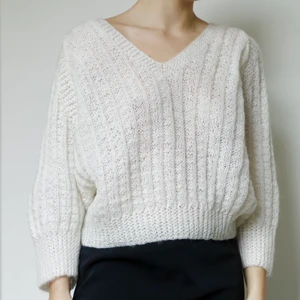 STICKAD VIT TRÖJA - Stickad krämvit tröja med nice passform. Storlek M.