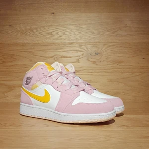 Nike Air Jordan 1 Mid "Artic Pink" - Air Jordan 1 Mid "Artic Pink"  - Size: Us 6.5y/Eu 39 - Price: 1299kr - Brand new - All og  For any further questions or pictures regarding the product, dm us or mail contact.yzyresell@gmail.com  When purchasing any kind of Jordans / Airforce 1’s / Sb dunk’s You always get a free pair of Crease shields from @creaseless.se