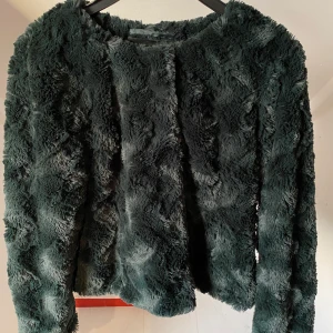 Jacka  - Säljer en grön jacka i från Vero Moda i storlek S/M, använd endast en gång i fint skick.
