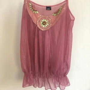 y2k topp glitter stl 38 - köptes sent 90-tal/sent 2000-tal. storlek 38. möts upp i stockholm eller fraktar. *köpare står för frakt och swishar innan plagget skickas. 💌👾