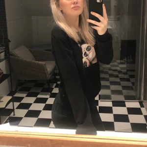 Ball tröja perfekt nu i höst/vinter 🙌🤝🍂⚡️ - Säljer denna as snygga tröjan med tryck på. Använd få gånger men säljer då jag inte känner att jag får andvändning längre för den. Ser ut som nytt skick. 