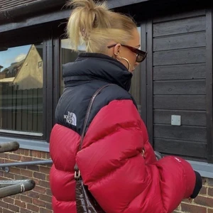 Röd North face - Lägger upp igen på grund av att förra köparen drog sig ur!  Intressekoll på denna superfina röda, unika North face jackan som är i toppskick, inga defekter! Budgivning om många är intresserade!💗💗 Bud: 2050kr säljer endast vid bra bud, frakten ingår inte i priset!!