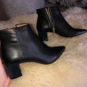 Boots/klackar  - Säljer nu mina oanvända boots/klackar från Calvin Klein💕 Eftersom jag aldrig använt de säljer jag de för 450. Jag har storlek 37/38 på fötterna, och de sitter perfekt på mig!