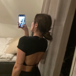 Tröja med öppen rygg  - Säljer denna croppade tröja med öppen rygg, jättefin men kommer inte till användning💕