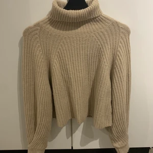 Stickad tröja  - Supergosig stickad tröja från Missguided i storlek 38/40 (S/M)🥰 Använd 1 gång, sticks inte och mjuk i materialet. 150kr + frakt😄