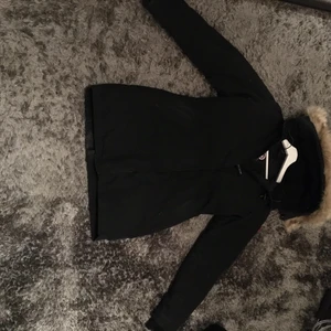 Canada goose  - Säljer min canada goose Victoria parka jacka i storlek S jackan har använts två vintrar därför kommer jag inte lägga ett högt pris. 