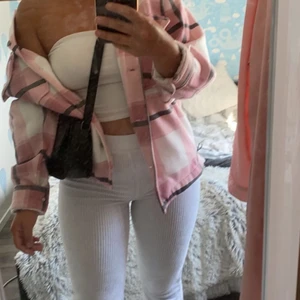 Jacka  - Säljer min rosa rutiga vår/sommar jacka från boohoo. Använd en vår och är i jättebra skick. Storlek S  