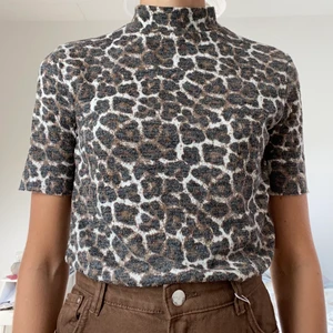 Finstickad t-shirt - Leopardmönstrad ribbstickad men tunn tröja.