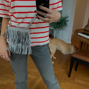 Väska - Säljer denna silvriga axelremsväska 