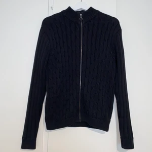 Ivanhoe kofta strl 42 - Svart stickad Ivanhoe kofta i storlek 42